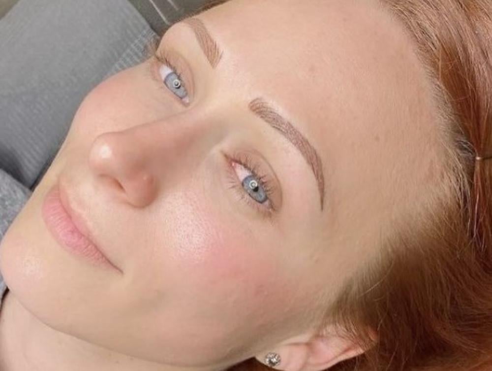 В моду на 2022 год вернулись брови в стиле свободолюбивых 90-х В моду на 2022 год вернулись брови в стиле свободолюбивых 90-х