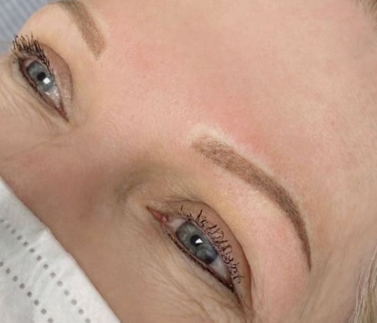 В моду на 2022 год вернулись брови в стиле свободолюбивых 90-х В моду на 2022 год вернулись брови в стиле свободолюбивых 90-х