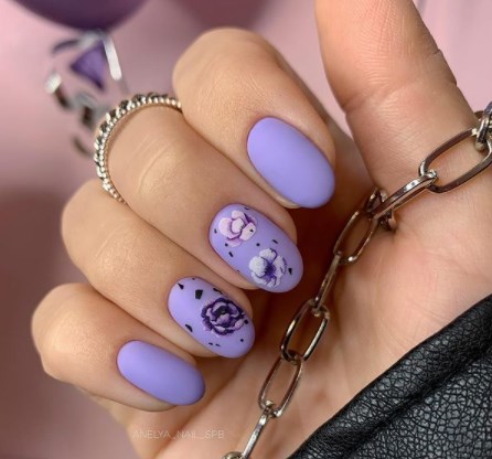 Бузковий манікюр весна 2022