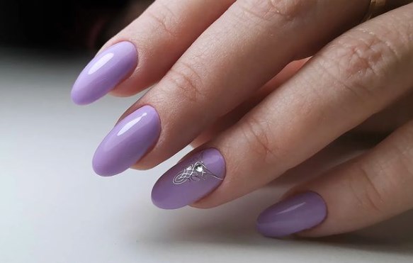 Бузковий манікюр весна 2022