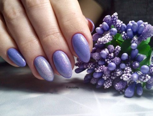 Бузковий манікюр весна 2022