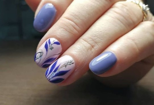 Бузковий манікюр весна 2022