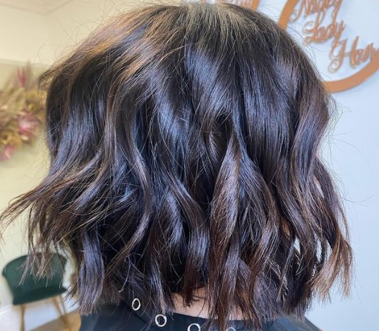 У моду на 2022 рік увійшла запаморочлива стрижка чоппі боб, що дарує відчуття свободи У моду на 2022 рік увійшла запаморочлива стрижка чоппі боб, що дарує відчуття свободи