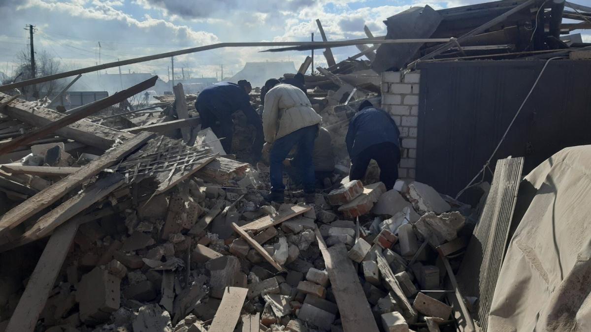 На Київщині окупанти РФ снарядом зруйнували приватний будинок: загинули три людини