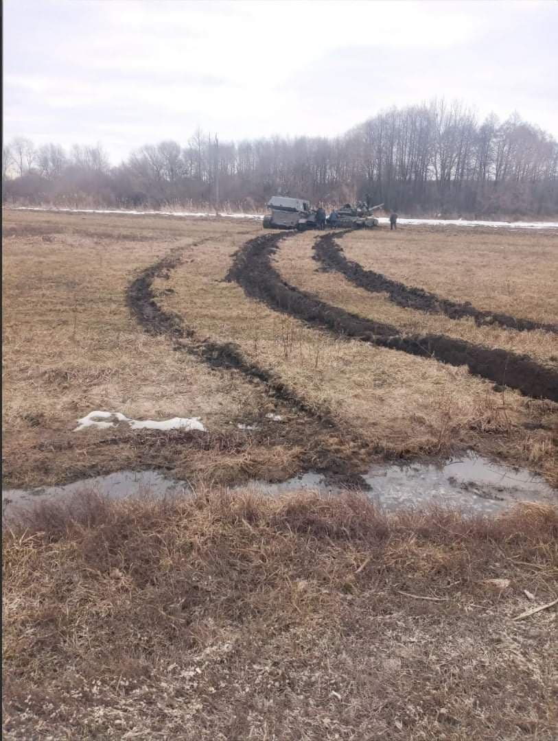 На Сумщині жителі селища Хотин роззброїли ворожий танк На Сумщині жителі селища Хотин роззброїли ворожий танк