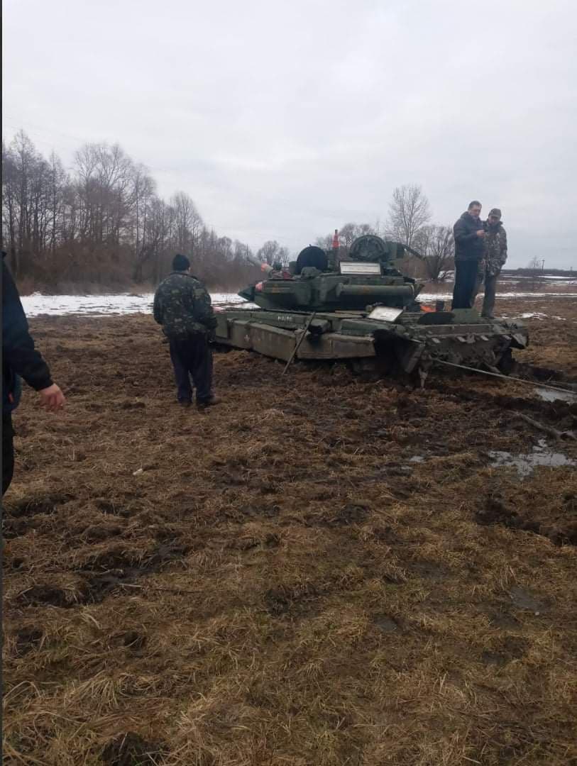 На Сумщині жителі селища Хотин роззброїли ворожий танк На Сумщині жителі селища Хотин роззброїли ворожий танк