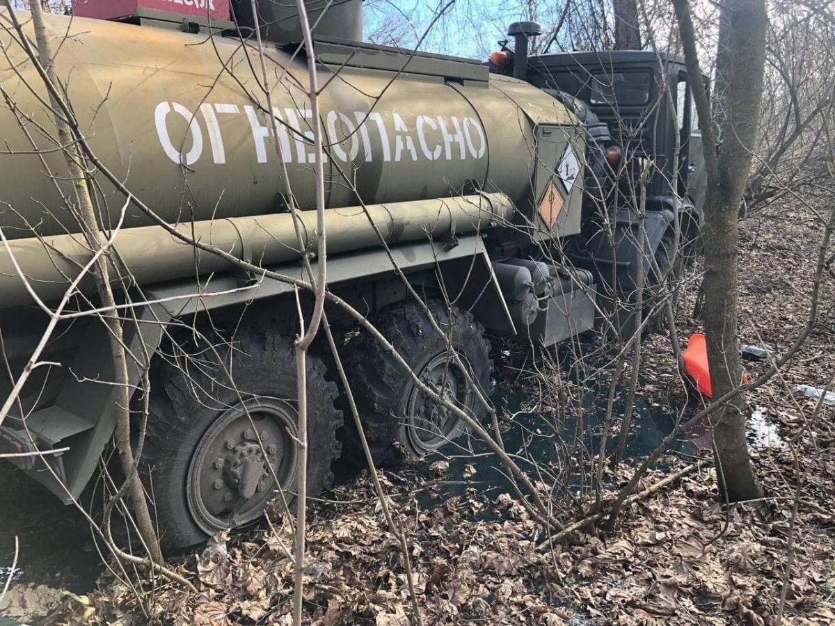 Зробили в лісі засідку: на Чернігівщині місцеві жителі зупинили бензовоз військ РФ