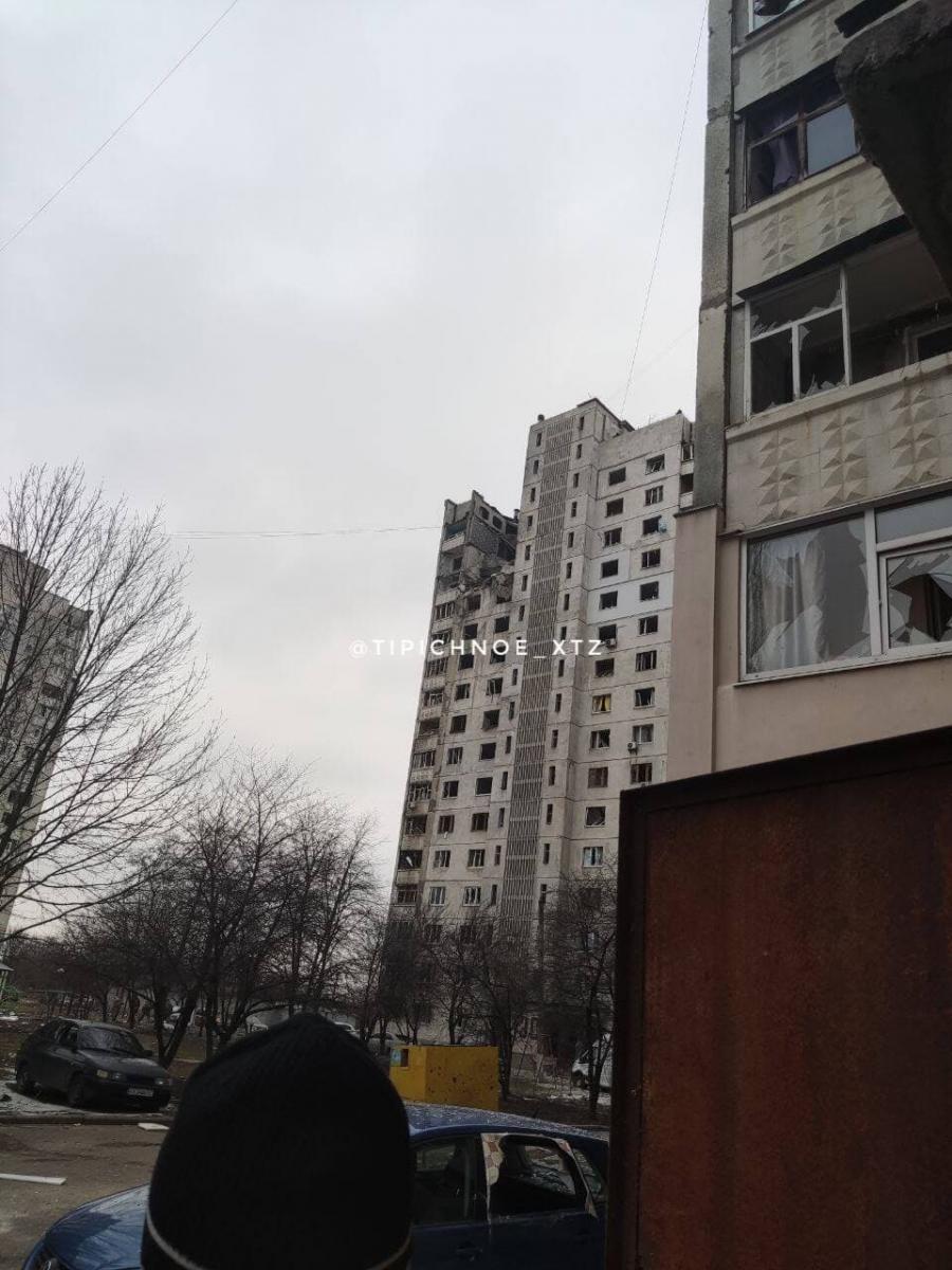 Росія обстрілює мирні райони Харкова: жителі міста публікують кадри руйнувань