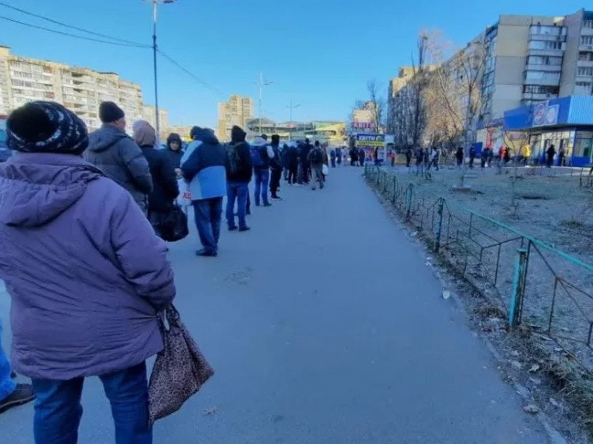 Новости часа сегодня киев. Киев очереди в магазины. Очереди в супермаркетах в Киеве. Жители Киева. Очередь в продуктовом магазине.