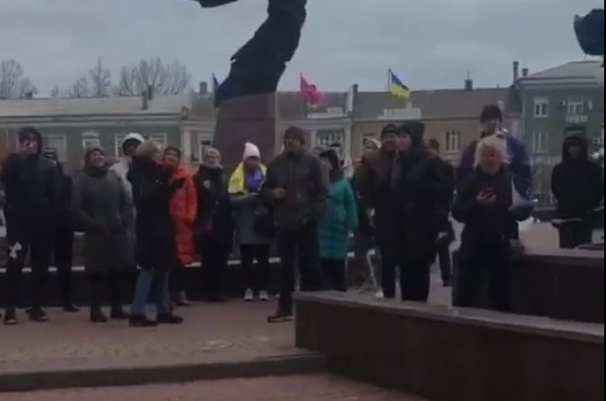 Бердянск в оккупации. Протесты в Бердянске. Жители Бердянска. Пропагандистки Кремля фото. На коленях перед танком Украина.