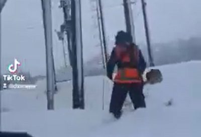 Працівники Укрзалізниці прославилися відео, де косять бур’ян біля колій по коліна у снігу Працівники Укрзалізниці прославилися відео, де косять бур’ян біля колій по коліна у снігу