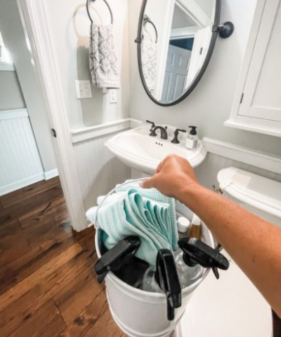 Хвилинний спосіб зробити душову перегородку сяючою за допомогою підручного засобу