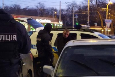 В Одесі чоловік покусав людей через цигарки – відтягнути змогла лише поліція