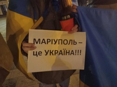 У прифронтовому Маріуполі люди вийшли на мітинг на підтримку України У прифронтовому Маріуполі люди вийшли на мітинг на підтримку України