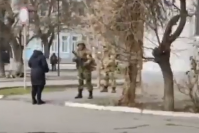 'Ви прийшли на нашу землю!': безстрашна українка проганяла російських солдатів 'Ви прийшли на нашу землю!': безстрашна українка проганяла російських солдатів