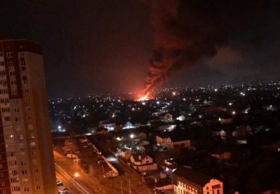 У Києві до житлового багатоквартирного будинку потрапили уламки ракети: є поранені, будинок палає У Києві до житлового багатоквартирного будинку потрапили уламки ракети: є поранені, будинок палає