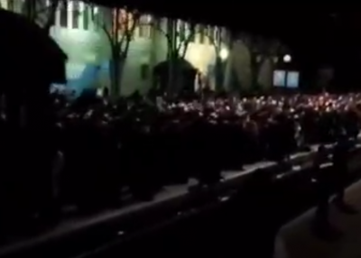 Сотні українців товпляться на вокзалі Львова в очікуванні поїзда до Польщі Сотні українців товпляться на вокзалі Львова в очікуванні поїзда до Польщі