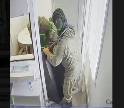 На Херсонщині "голуби миру" з РФ зайнялися мародерством - вдерлися до ПриватБанку й вкрали гроші