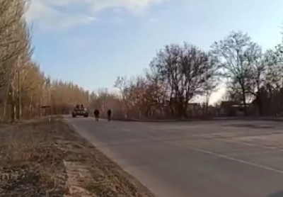 У Запорізькій області місцеві жителі з мером вийшли назустріч російським танкам - вони розвернулися