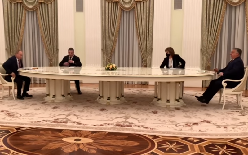 "Чому він нікого не підпускає?": у Мережі підняли на сміх "п'ятиметровий брудершафт" Путіна і Орбана