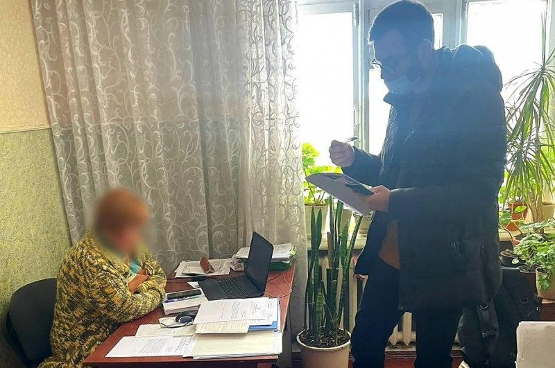 Виписала собі премій на 50 тисяч гривень: на Київщині лікарка намагалася незаконно збагатитися