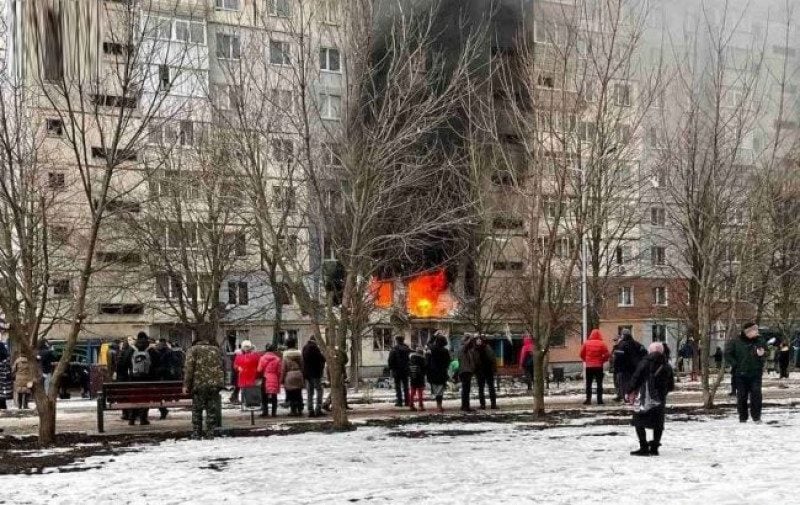 "Сильний запах газу": в Кропивницькому спалахнула багатоповерхівка, є жертва, постраждали діти