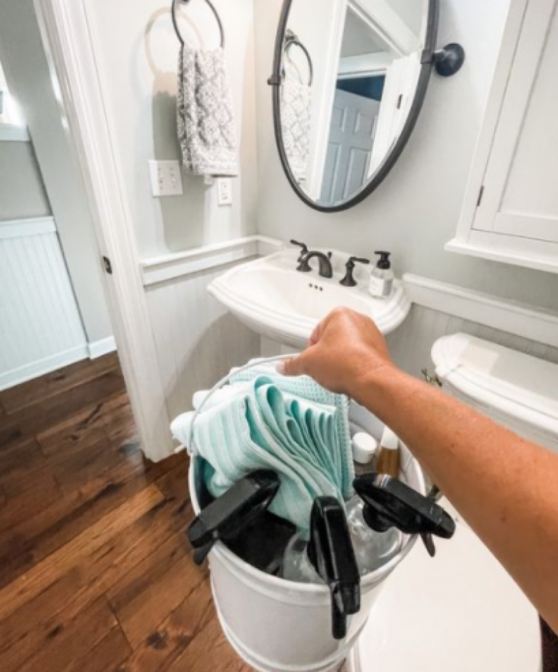 Хвилинний спосіб зробити душову перегородку сяючою за допомогою підручного засобу