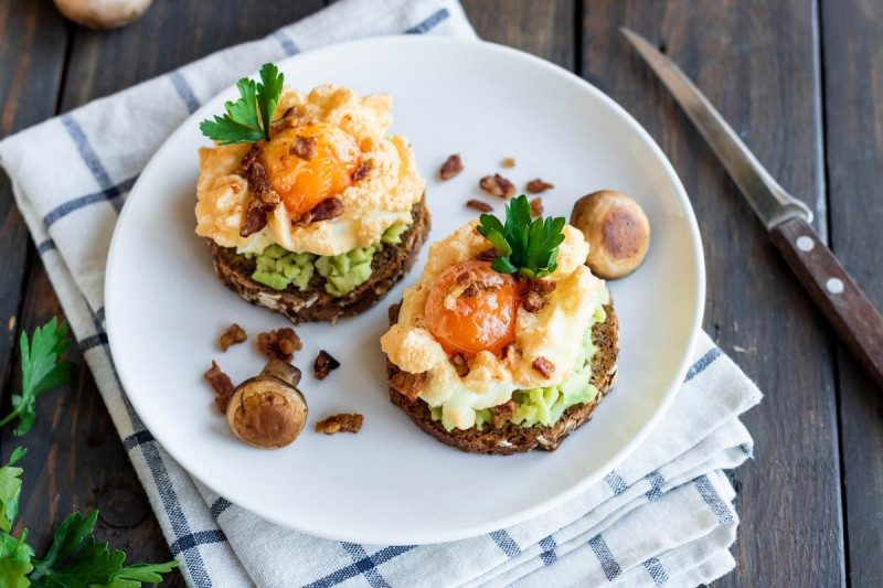 Самый вкусный и простой завтрак на скорую руку: готовим омлет в бублике за 5 минут