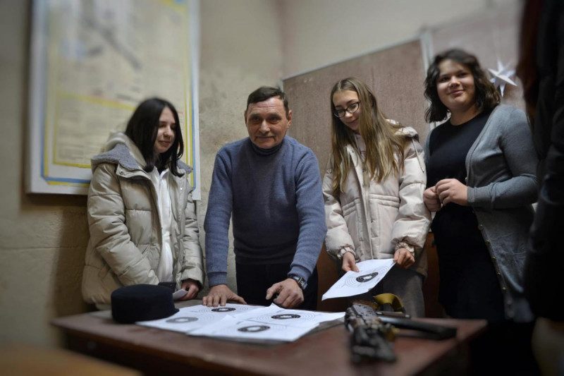 В Україні всіх учнів 9-11 класів навчать стріляти