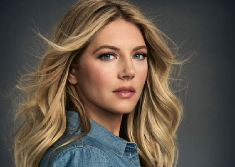 Зірка Вікінгів Кетрін Винник у вишиванці підтримала Україну в День єднання