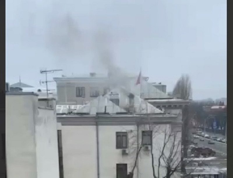 "Документы жгут": в Киеве заметили густой дым над посольством РФ
