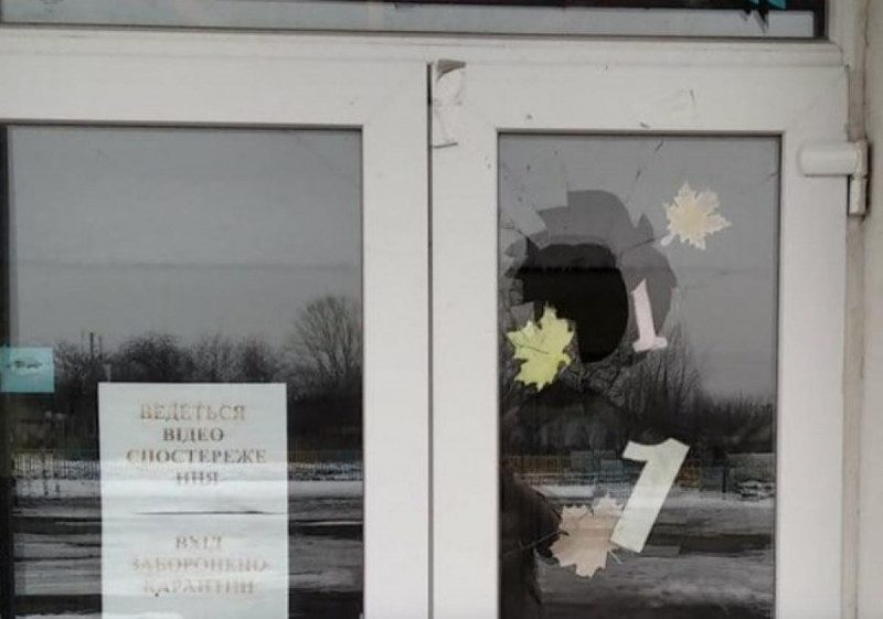 Снаряд угодил прямо во двор лицея: боевики обстреляли из артиллерии поселок на Луганщине