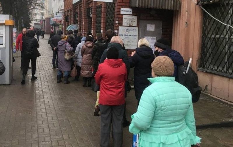 Сирени, величезні черги і збій зв'язку: що зараз відбувається в ОРДЛО