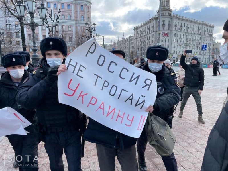 "Ні війні з Україною": у РФ учасників антивоєнного мітингу скрутила поліція