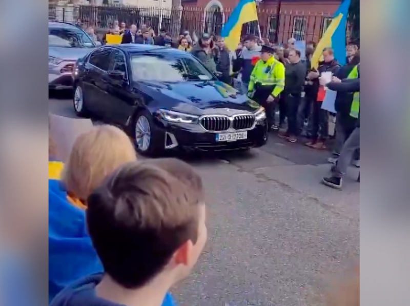 В Ирландии митингующие взяли "в плен" посла России