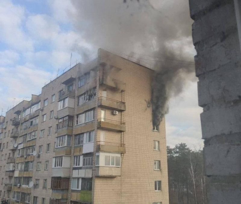 Окупанти обстріляли дев'ятиповерхівку в Бучі під Києвом, будинок горить