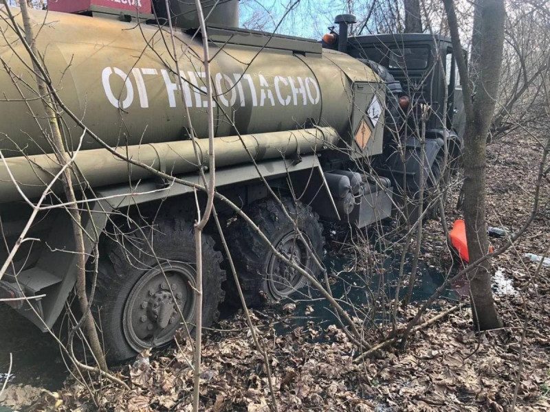 Зробили в лісі засідку: на Чернігівщині місцеві жителі зупинили бензовоз військ РФ