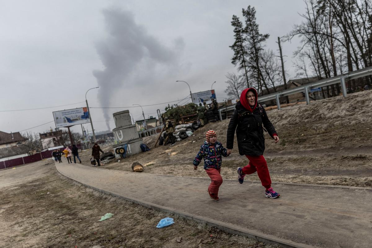 Россияне расстреливают мирных жителей, которые бегут из Ирпеня: погибла целая семья