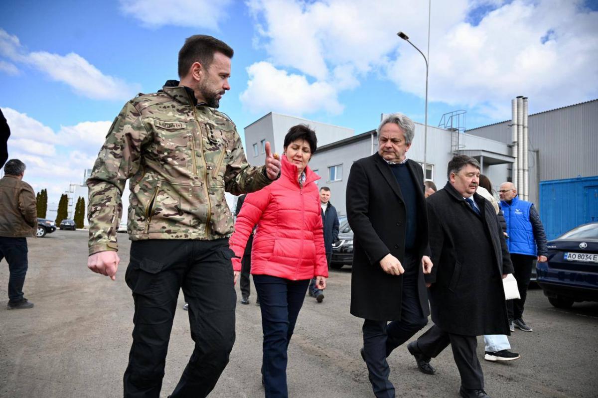 10 грузовиков гумпомощи от Венгрии уже прибыли на Закарпатье