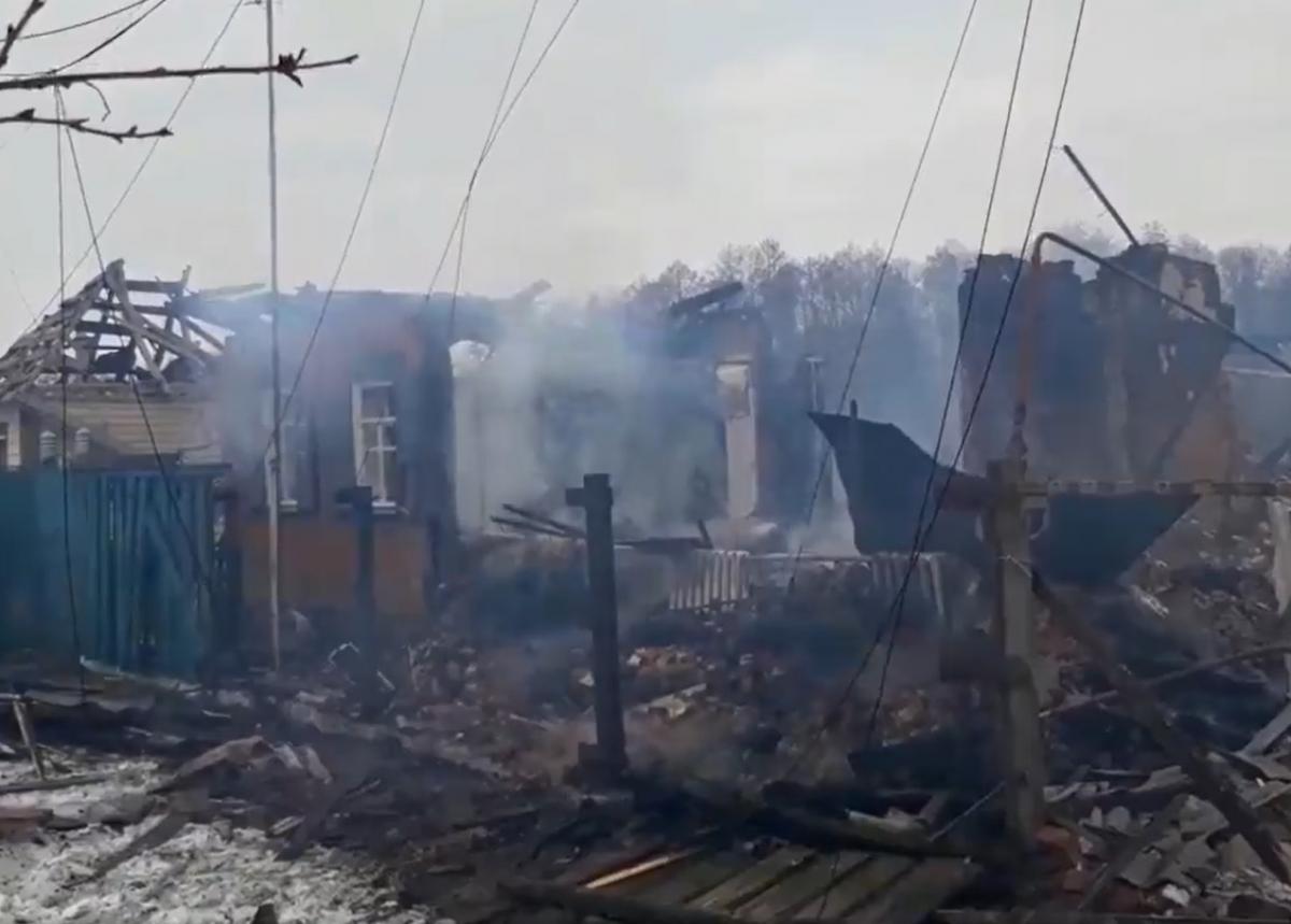 Росіяни вночі розбомбили будинки мирних жителів в Охтирці: є загиблі Росіяни вночі розбомбили будинки мирних жителів в Охтирці: є загиблі