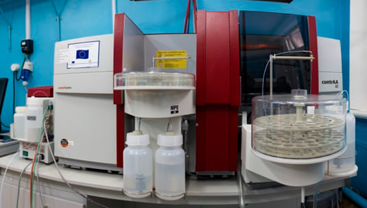 Російські окупанти знищили новітню лабораторію в Чорнобилі вартістю 6 млн євро Російські окупанти знищили новітню лабораторію в Чорнобилі вартістю 6 млн євро