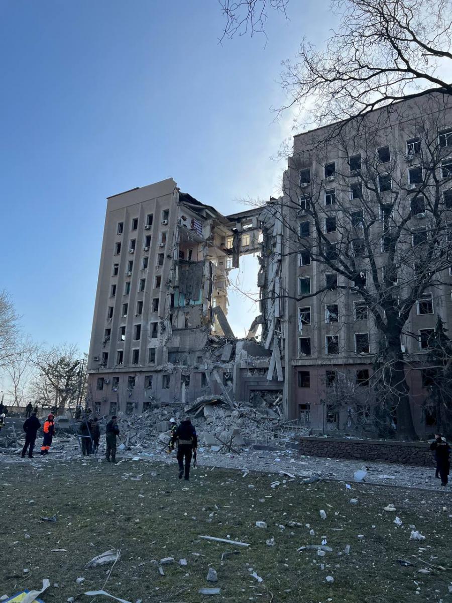 Оккупанты попали в Николаевскую ОГА, под завалами остаются 11 человек