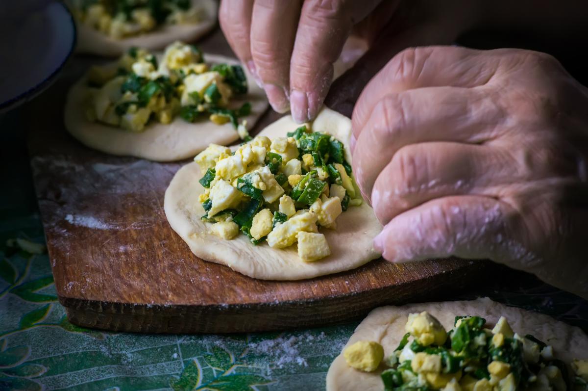 Невероятно вкусные пирожки из лаваша с яйцом и зеленью: готовить всего 10 минут