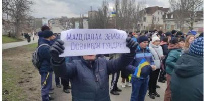 З голими руками під автоматні черги: у Мелітополі люди вийшли на мітинг проти російських окупантів