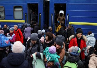 переселенцы, беженцы, украинцы на границе, поезд, толпа людей поезд