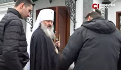Били, поки не зламали палицю: у Києво-Печерській Лаврі напали на журналістів за питання про війну
