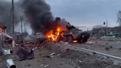 Українські військові знищили ворожі танки у Броварах: техніка палає – відео Українські військові знищили ворожі танки у Броварах: техніка палає – відео
