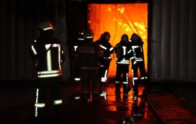 Лунали вибухи: в Харкові спалахнула пожежа біля центрального ринку