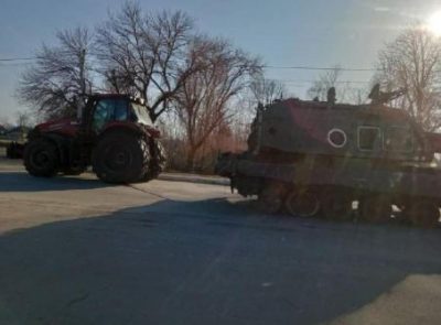 На Черниговщине украинцы захватили новейшую российскую технику Мста-С: трофей отвезли трактором