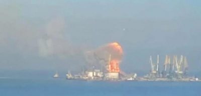 Удар по кораблях окупантів у Бердянську: згоріло 20 танків та 45 БТРів - Арестович